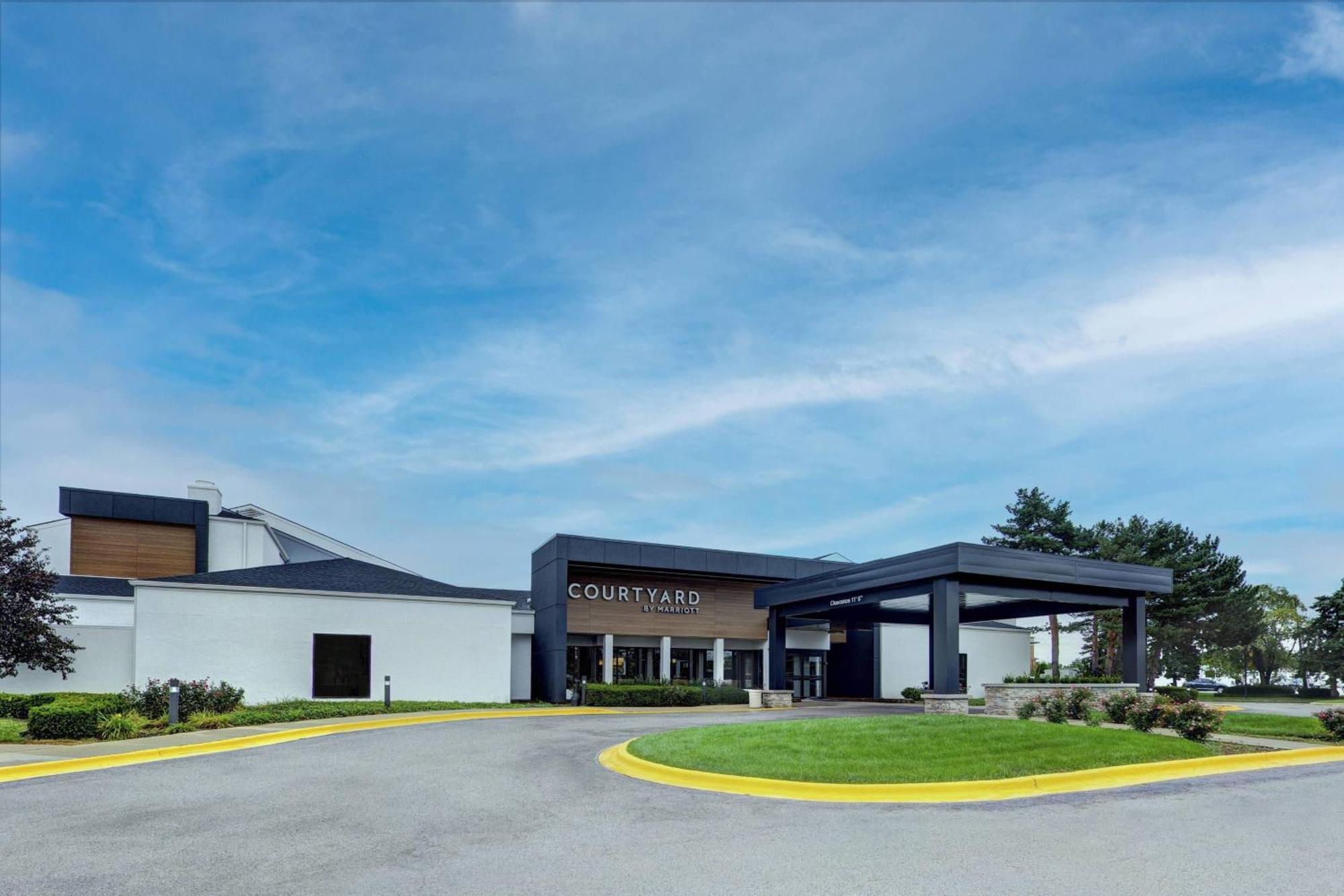 Courtyard Chicago Glenview/Northbrook Hotel Exterior photo