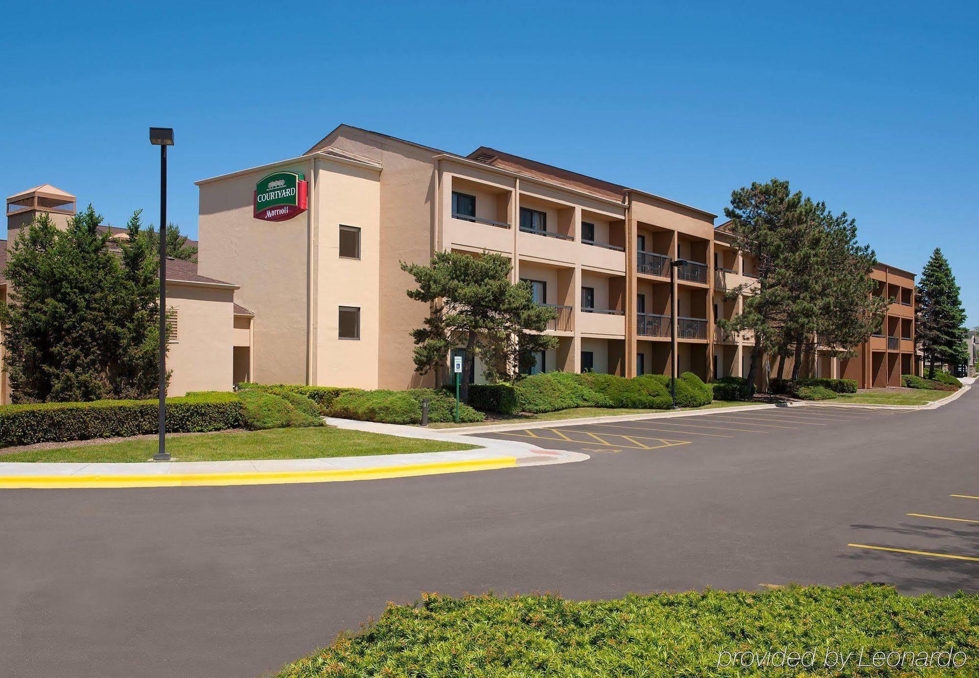 Courtyard Chicago Glenview/Northbrook Hotel Exterior photo